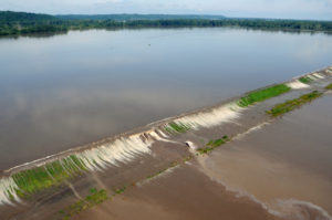 Water_flows_from_Missouri_River_over_levee_L-550